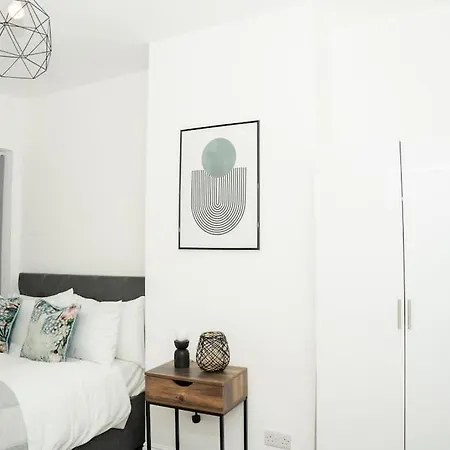 Apartment Stunning In - Free Wifi & Parking - Close To Racecourse & Centre *
