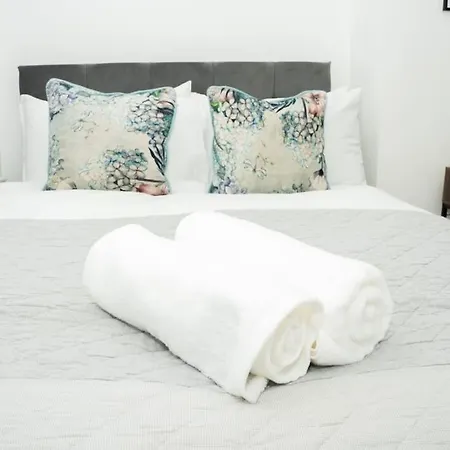 Apartment Stunning In - Free Wifi & Parking - Close To Racecourse & Centre *