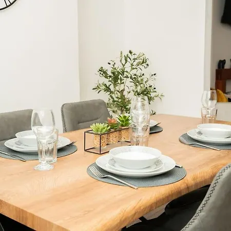 Stunning In - Free Wifi & Parking - Close To Racecourse & Centre *