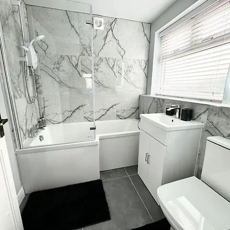 Stunning In - Free Wifi & Parking - Close To Racecourse & Centre